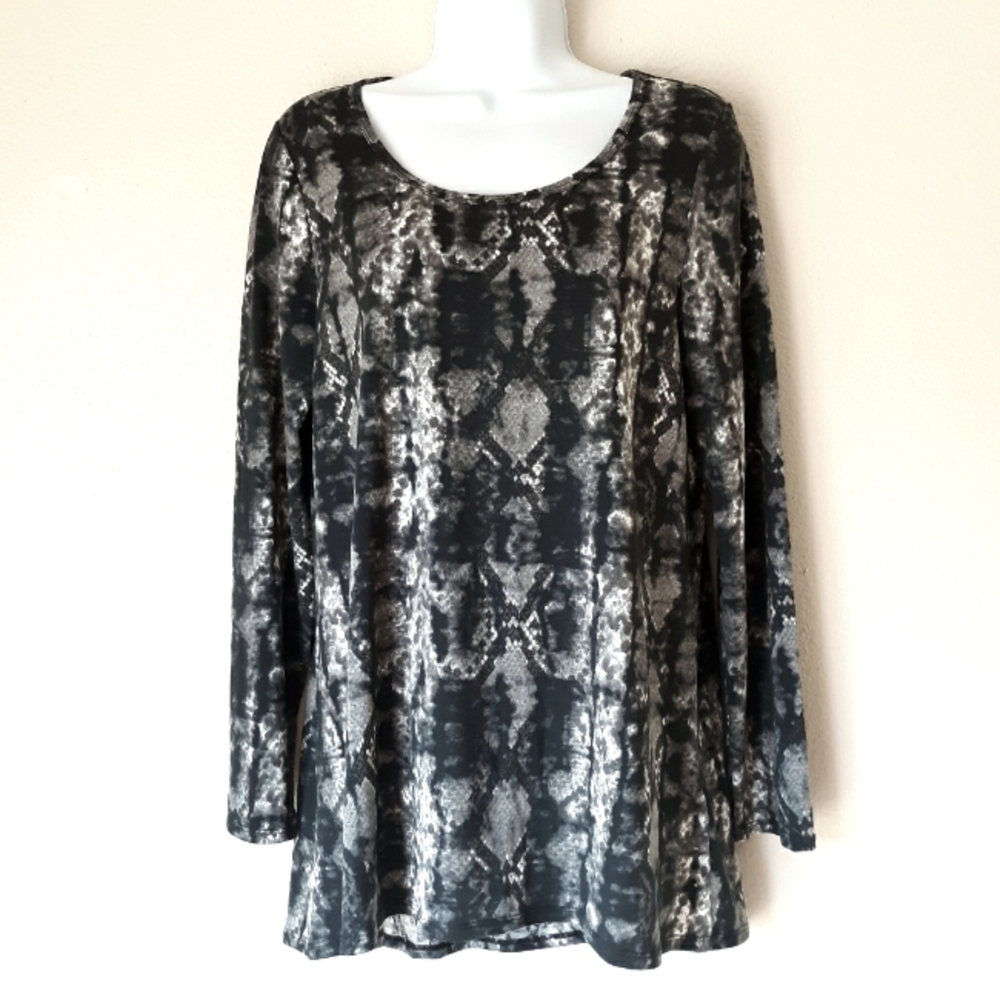 NWT LuLaRoe Lynnae Black and White Snake Reptile Print Top Women's Size M